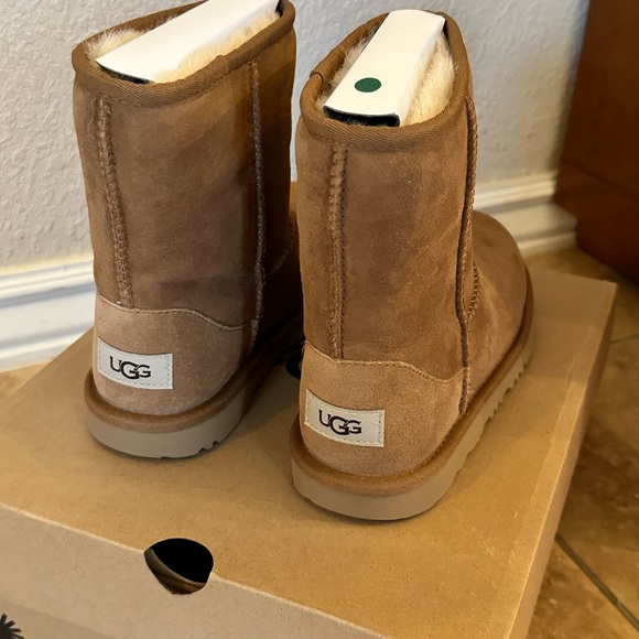 BNWT! ULTRA MINI UGG CLASSIC KIDS - Picture 3 of 6